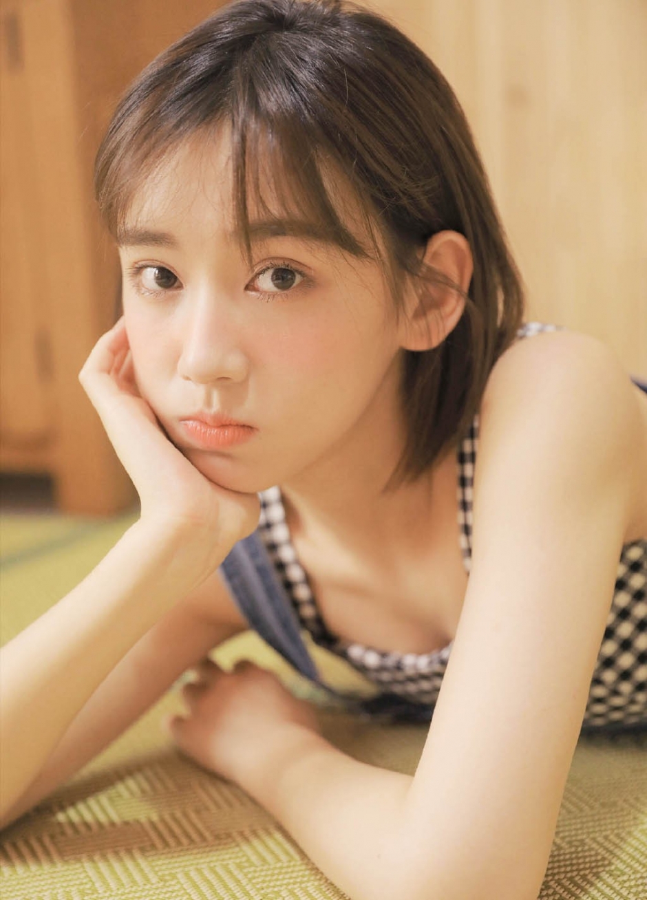 牛仔裤美女清爽短发香肩锁骨诱惑图片