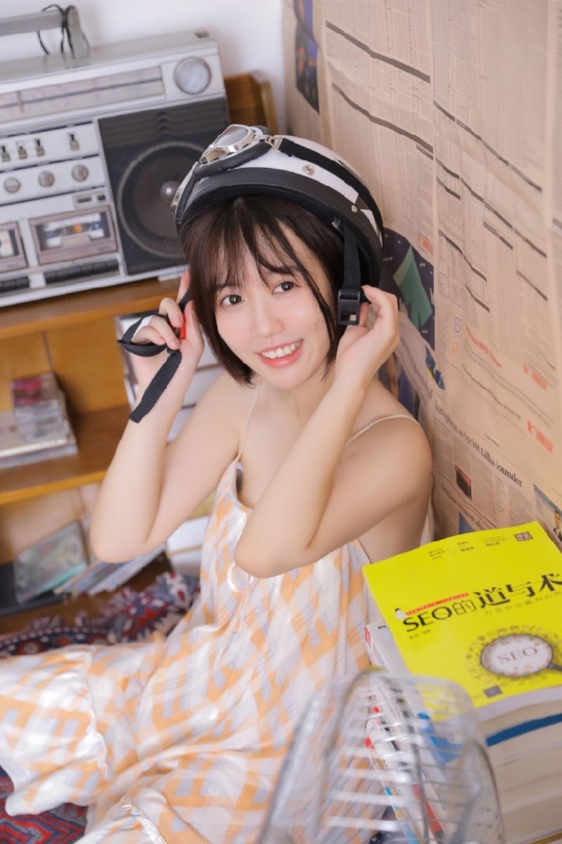 元气美女清爽短发吊带裙秀香肩锁骨调皮搞怪图片