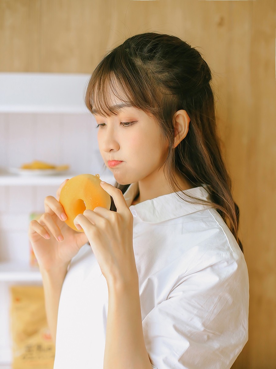 连衣裙美女光滑牛奶肌居家搞怪卖萌图片