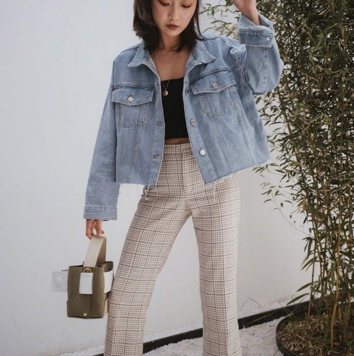 高挑美女高腰裤搭牛仔外套时尚街拍图片