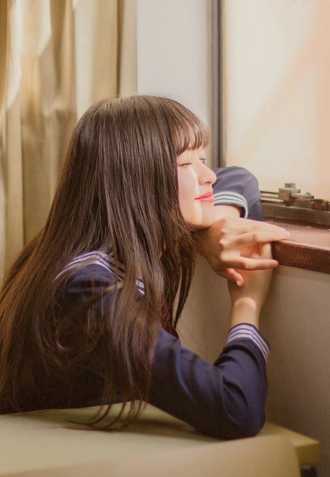 长发美女学生妹白丝长腿制服诱惑图片