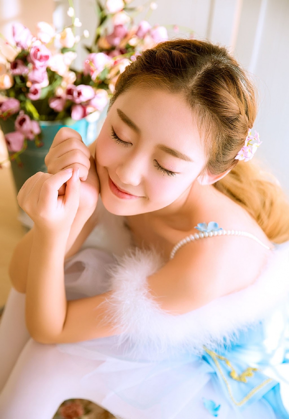 睫毛弯弯美女脸蛋白里透红蓬蓬裙露娇嫩牛奶肌图片