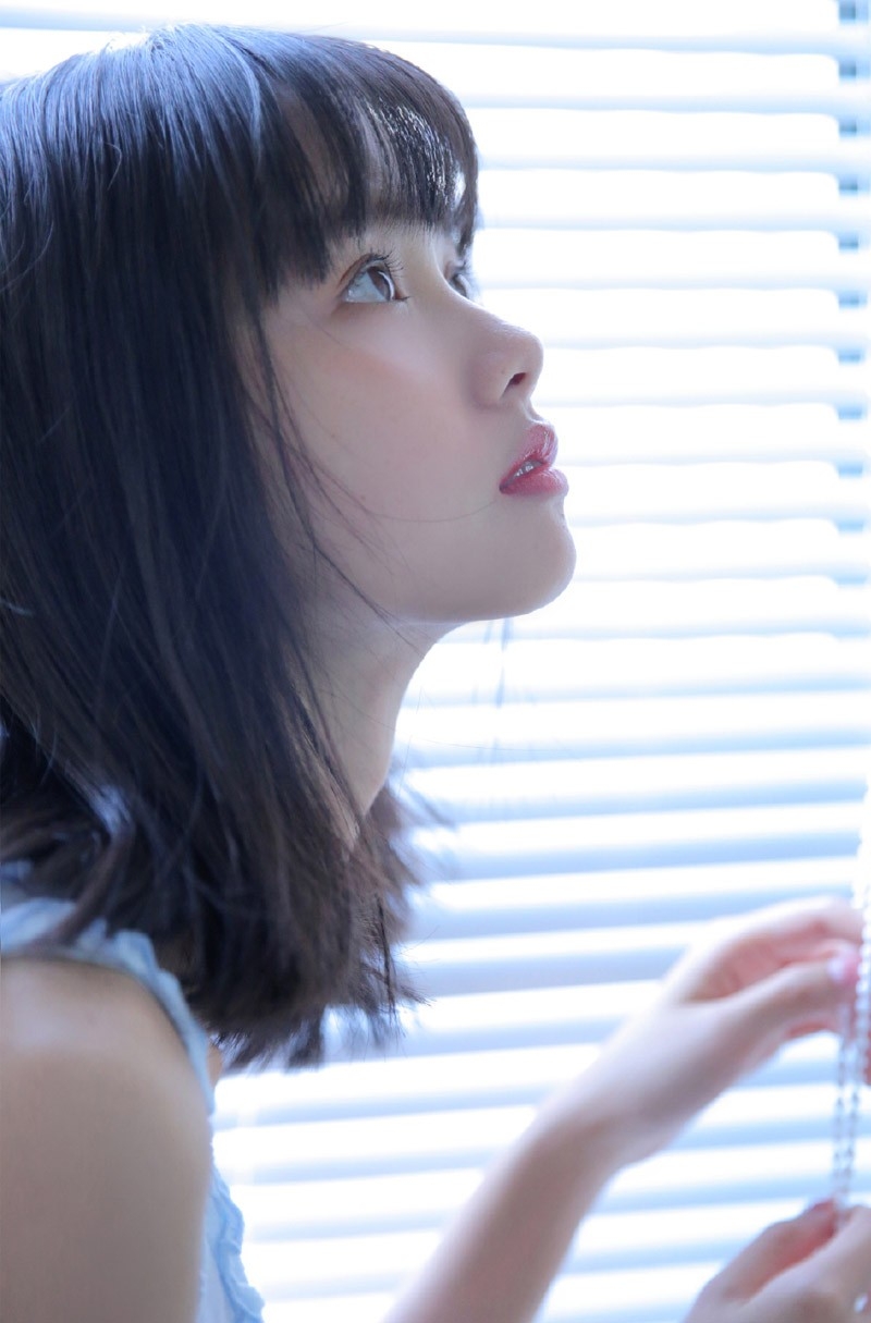 90后小清新美女无袖连衣裙五官小巧侧颜精致浴室图片