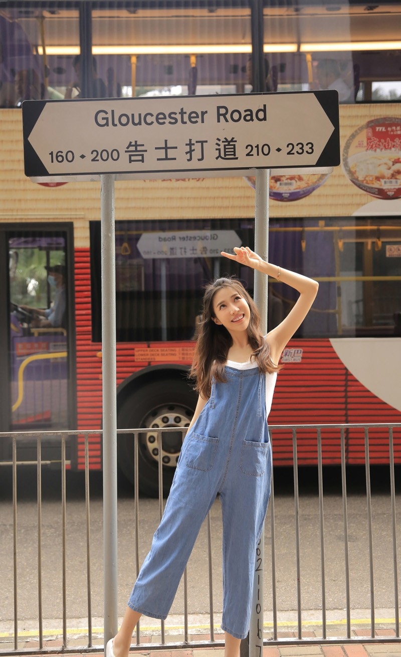 牛仔裤美女慵懒卷发漂亮脸蛋街拍图片