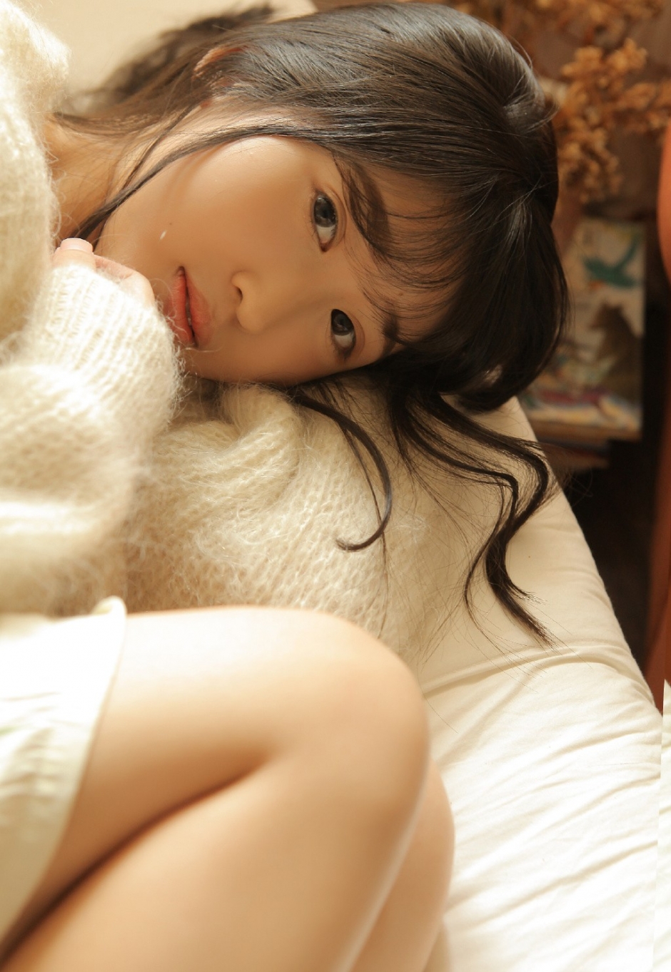 美女尤物长发披肩唇红齿白大胆床照图片