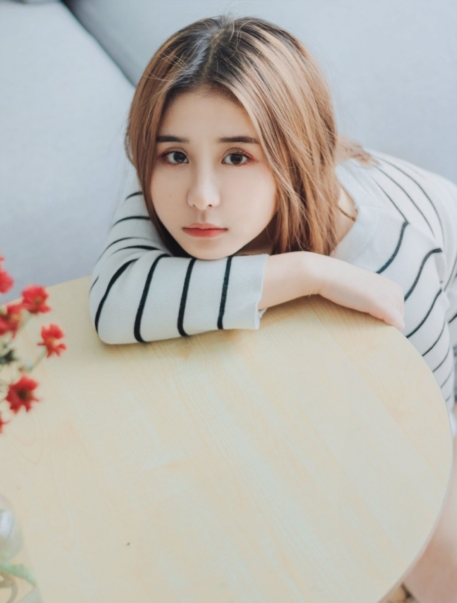 素颜美女牛仔热裤秀白嫩美腿私房图片