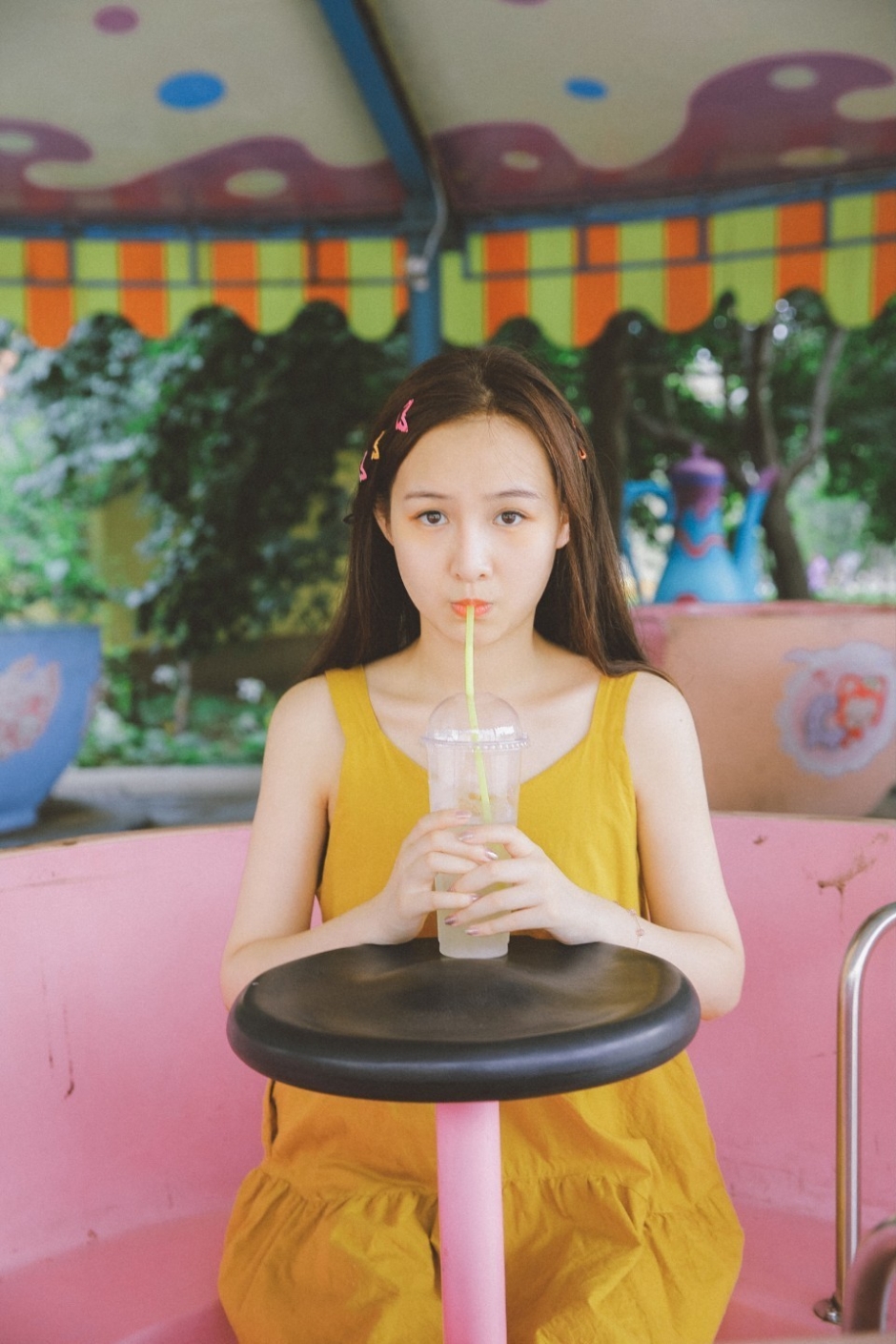 长发美女笑容甜美气质清纯游乐场图片