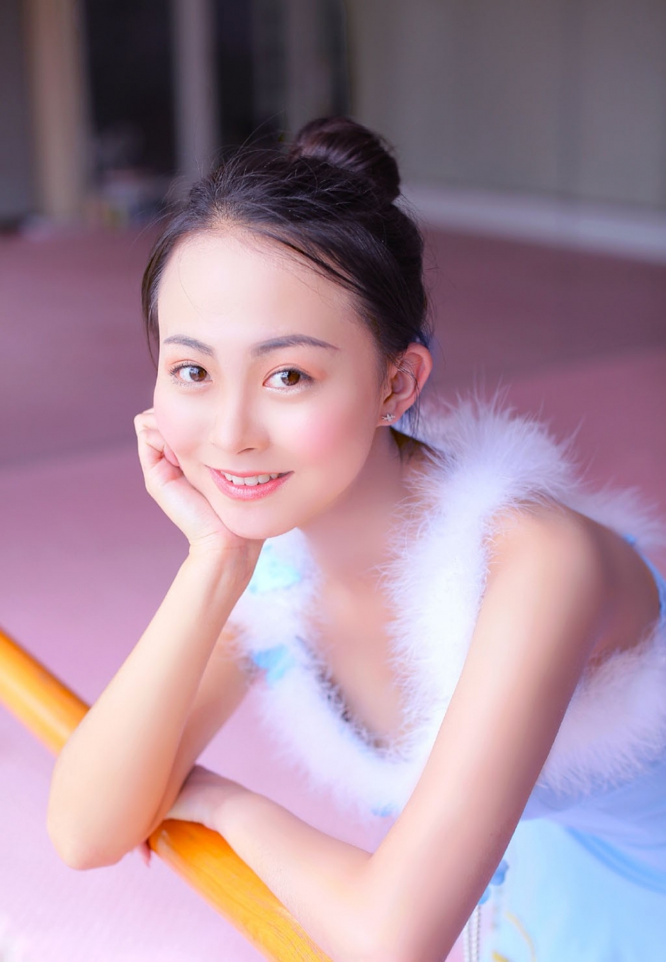 芭蕾舞美女高扎丸子头脸蛋白里透红修长美腿图片