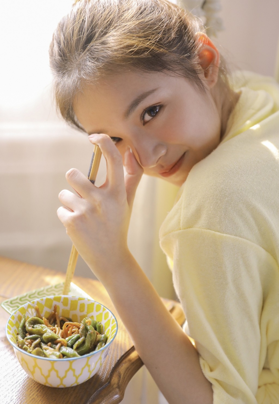 丸子头美女露齿大笑床上诱人长腿图片