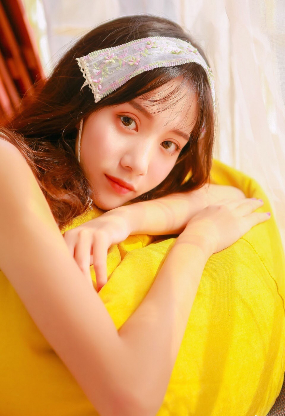 吊带裙美女漂亮脸蛋微卷长发诱人图片