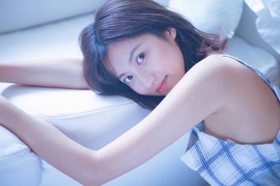 床上美女吊带睡衣白嫩肌肤露齿甜笑图片