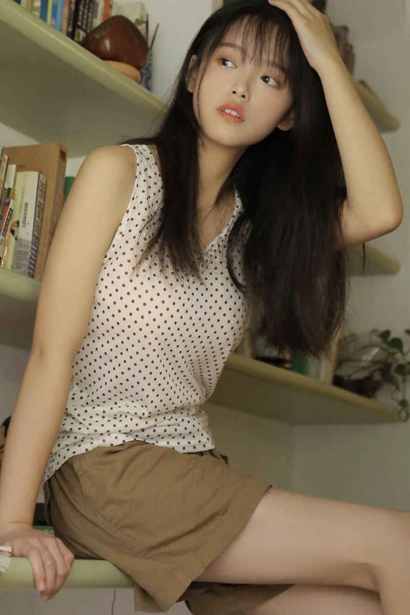 日系小清新美女标致娃娃脸蓬松长发细胳膊小腿图片