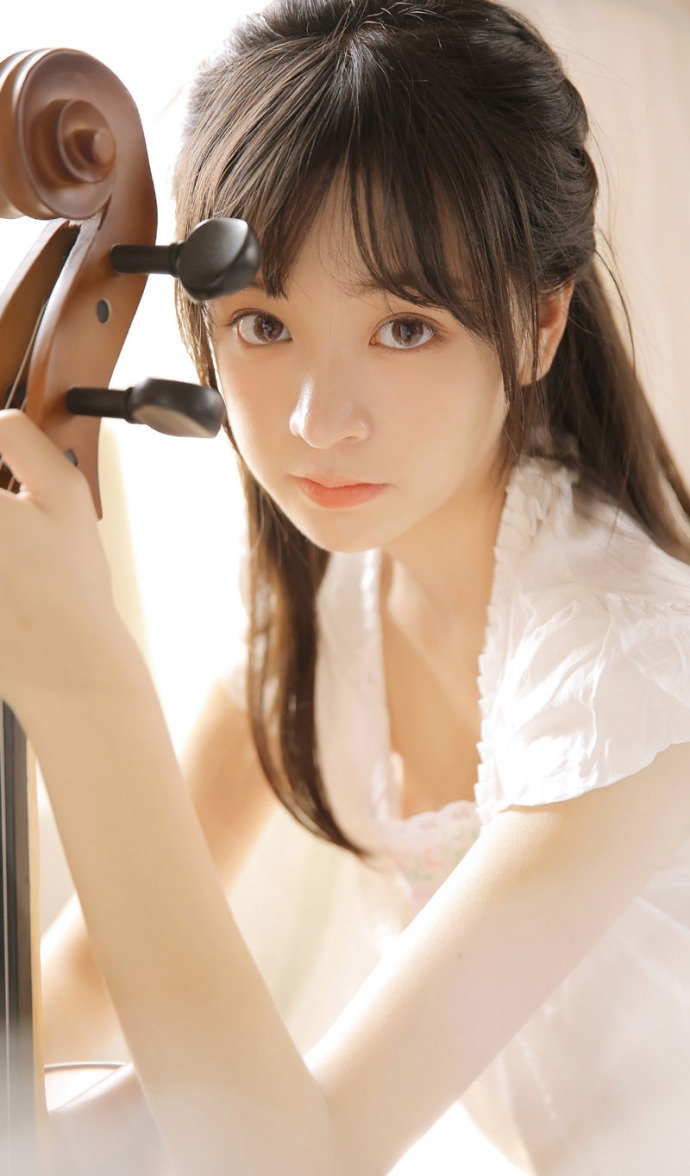 大提琴美女白色长裙黑溜溜大眼白皙脸蛋忧郁气质图片