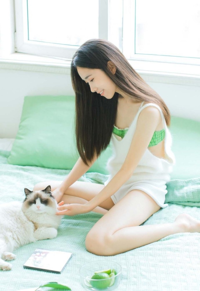 黑长直发美女性感内衣酥胸下衣失踪露诱人美腿撸猫图片