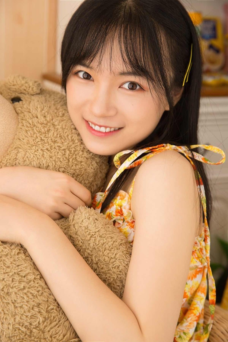 清纯美女吊带裙大秀香肩露齿甜笑图片