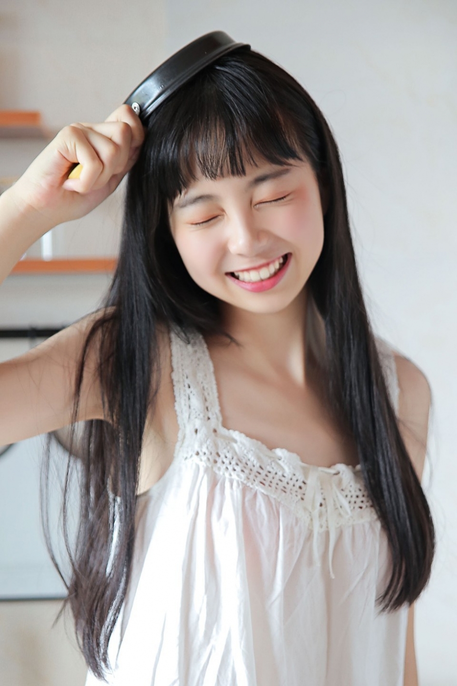 厨房美娇娘圆润娃娃脸乌黑长发居家图片