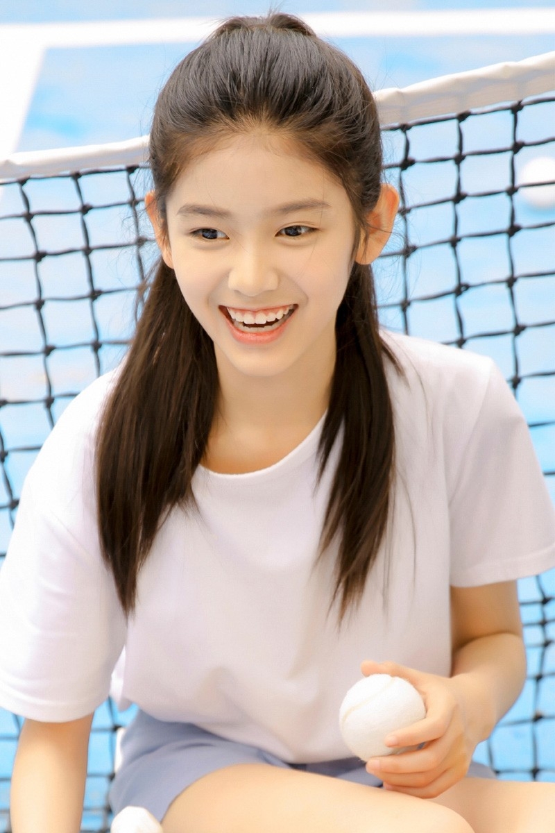 网球美眉高束长马尾稚嫩脸庞白t短裤少女感十足图片