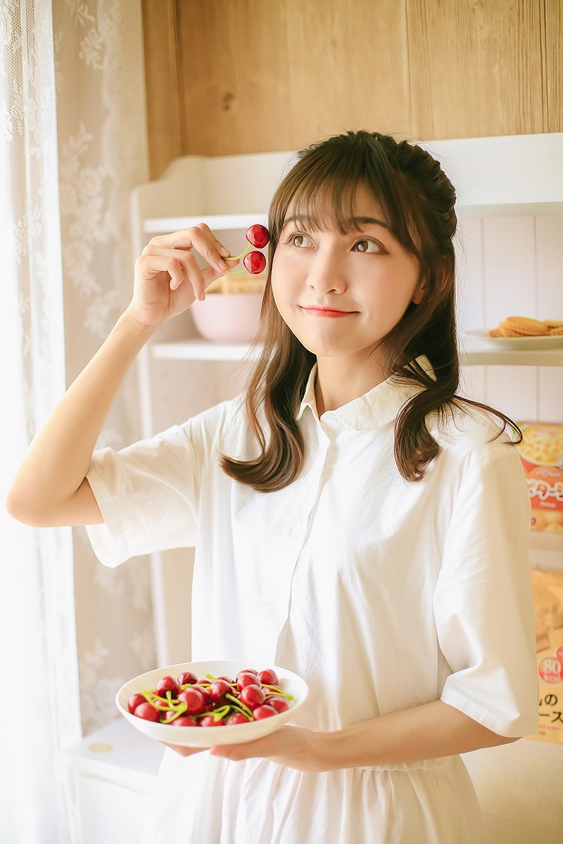 连衣裙美女光滑牛奶肌居家搞怪卖萌图片