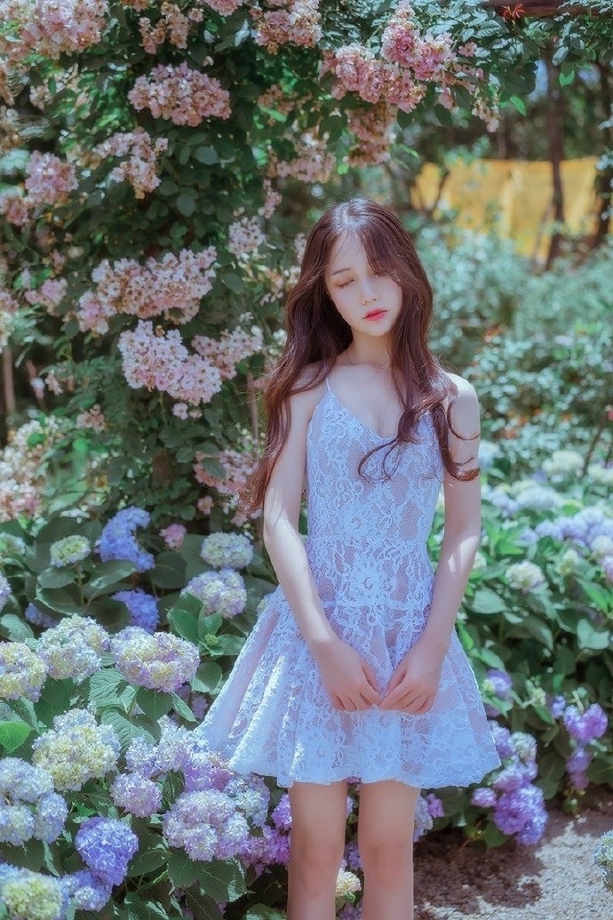 日系小清新美女及腰长发蕾丝连衣裙图片