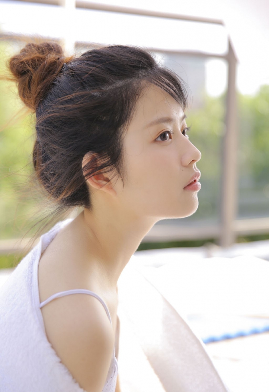 丸子头美眉吊带超短裤白嫩香肩美腿图片