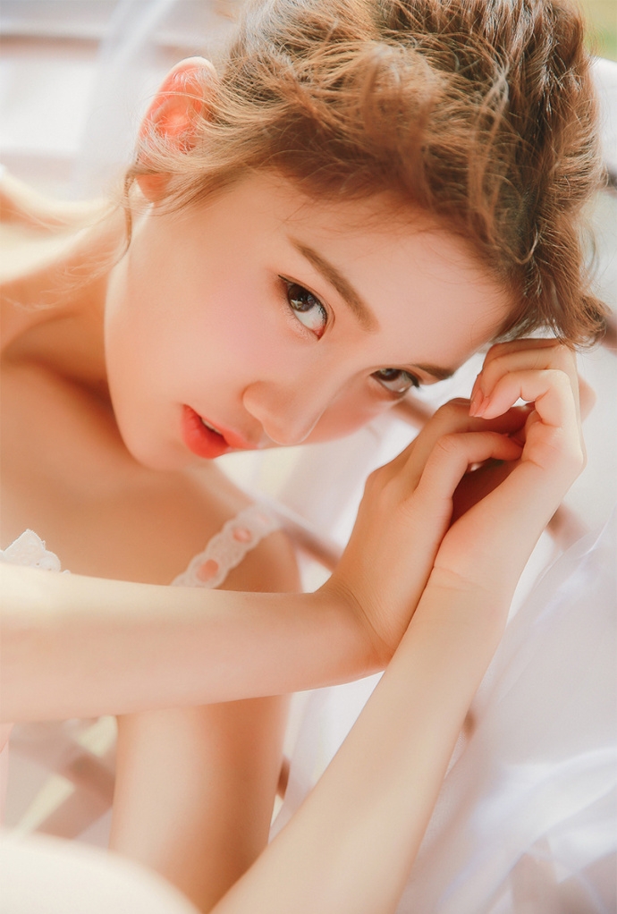 小卷毛美女脸蛋白里透红吊带短裤白丝长腿清纯气质图片