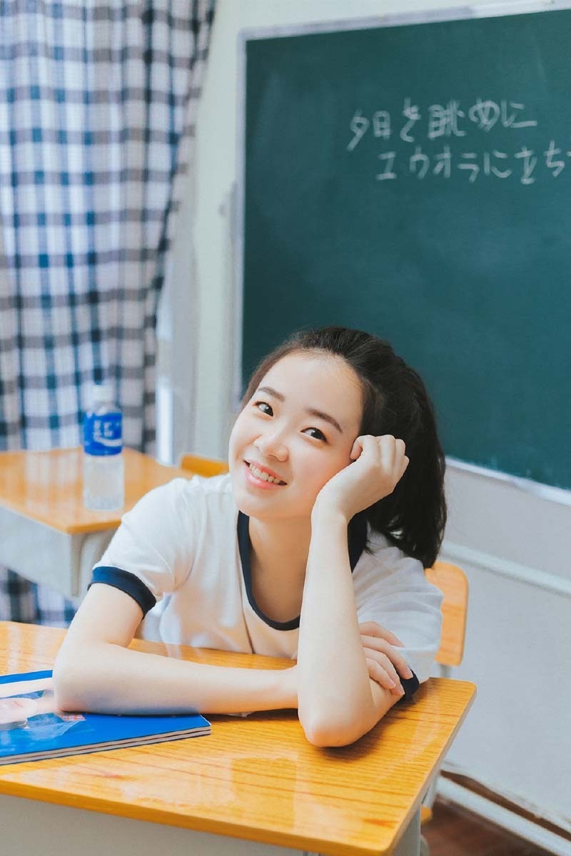 马尾美女校花运动服白丝长腿教室图片