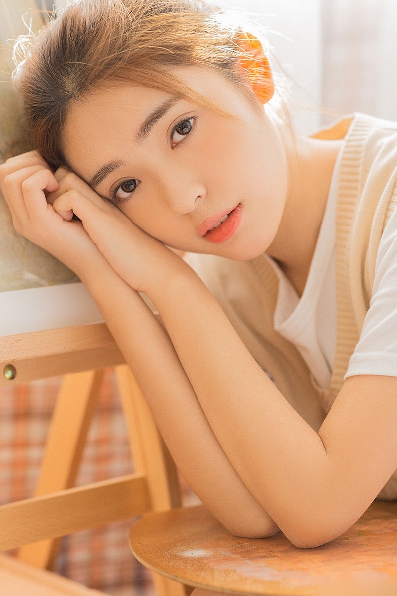 眉眼秀气画室美女白丝小细腿俏皮麻花辫嘟嘴卖萌图片