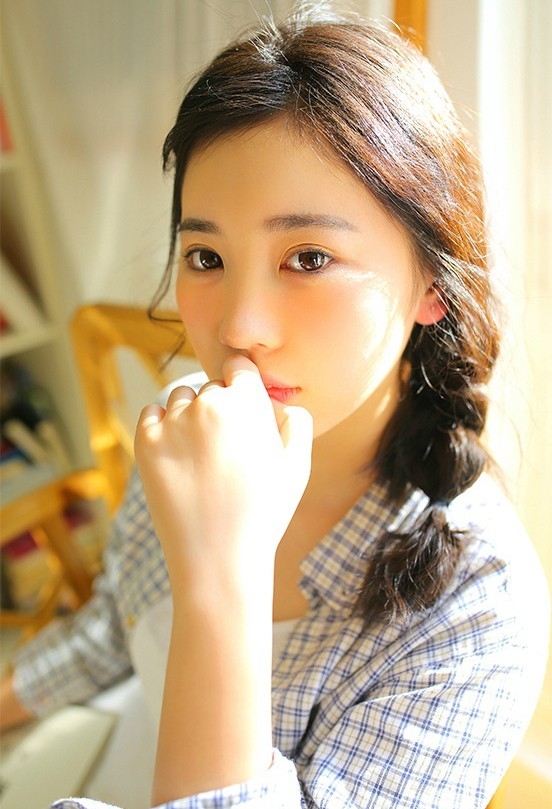 侧编麻花辫邻家女孩眉清目秀格子衬衣搭吊带衫清纯图片