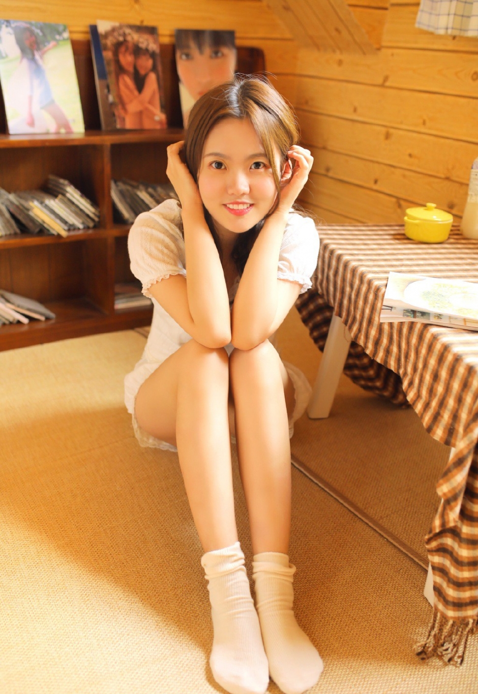长发美女唇红齿白超短裤长腿诱惑图片