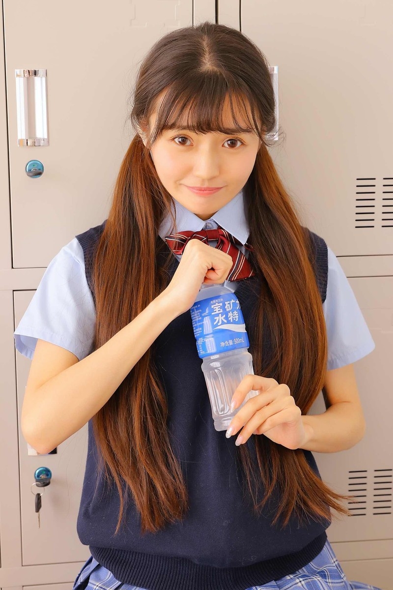 娃娃脸美女学生双马尾日系制服双手托腮露齿甜笑图片