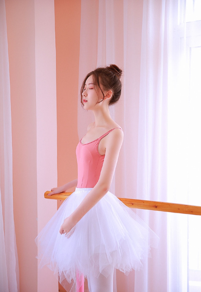 芭蕾舞美女高扎丸子头白丝长腿大秀美背脸蛋红润图片