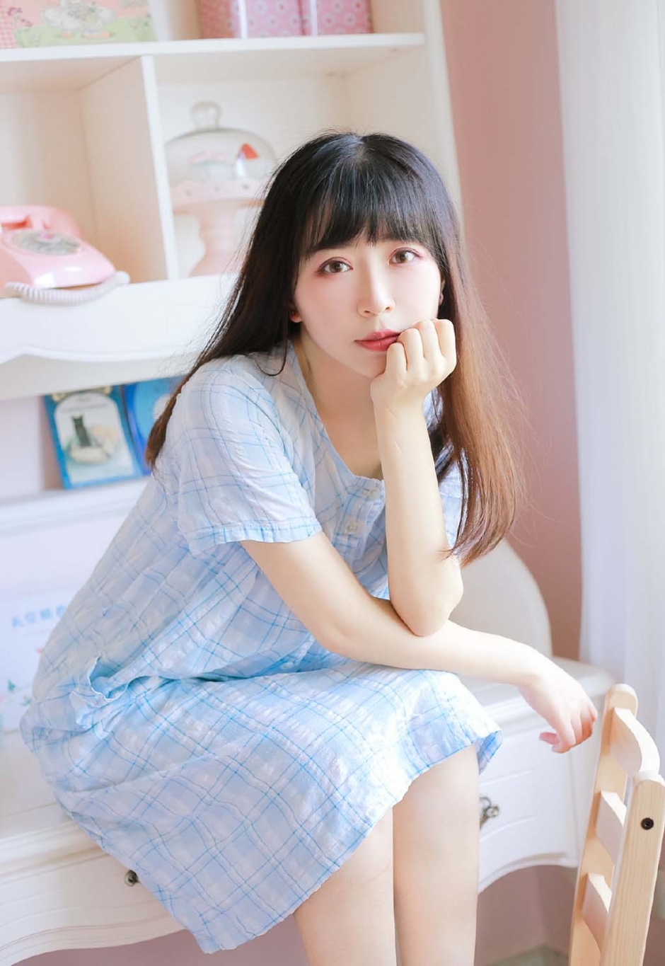 沙发美女蓝色连衣裙露光滑牛奶肌图片