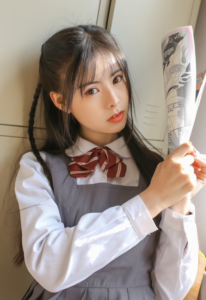 灰色制服美女学生精致编发漂亮脸蛋图片