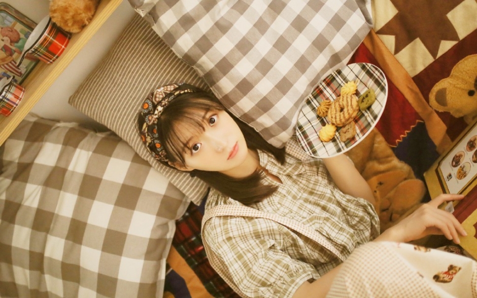 双马尾辫元气女孩满脸胶原蛋白森女系装扮露齿甜笑图片