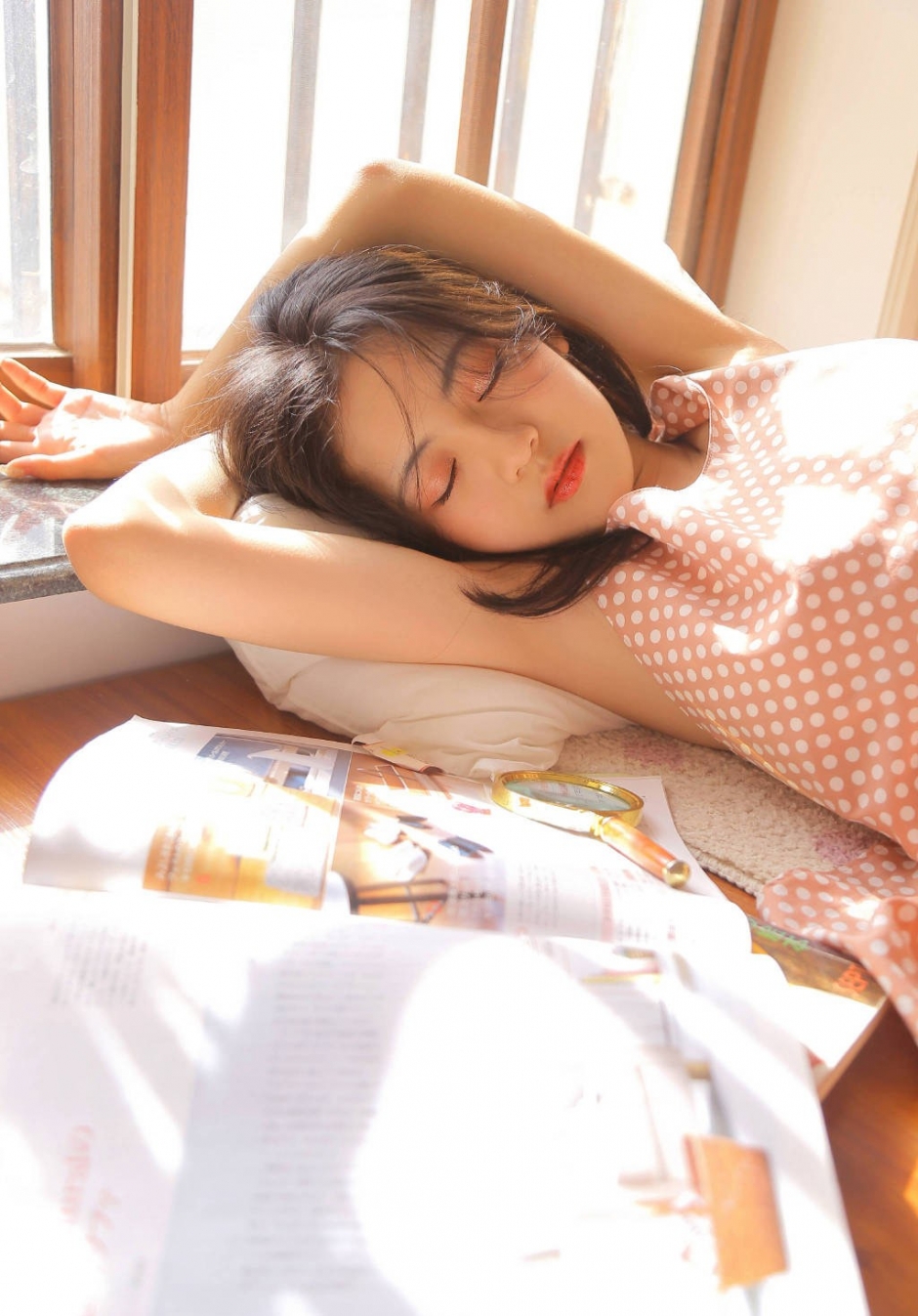 早安美少女发丝凌乱姿态慵懒居家图片