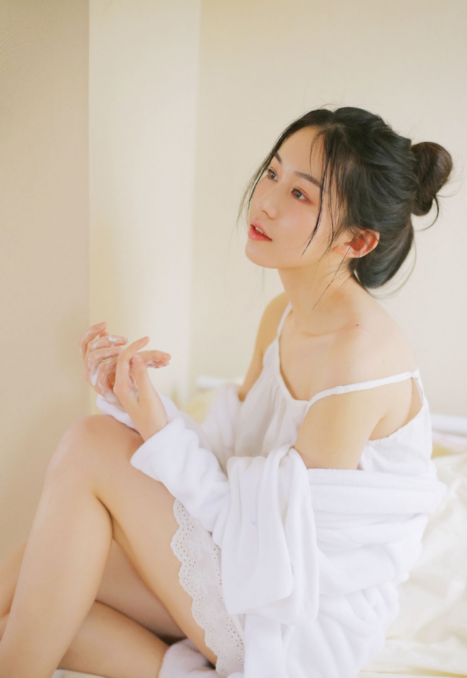 丸子头美女唇红齿白气色红润床上诱人图片