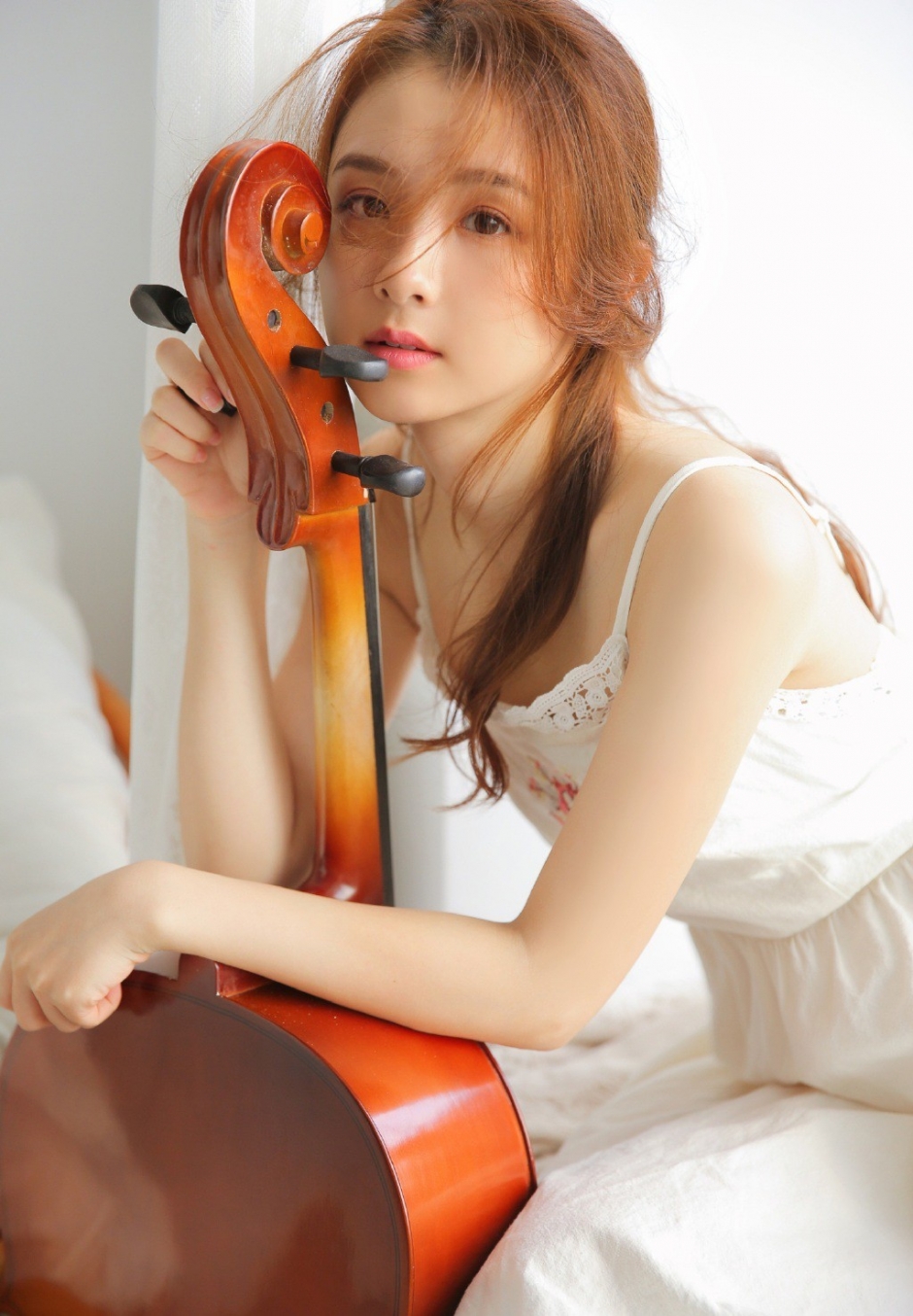 大提琴美少女吊带裙小露香肩锁骨图片