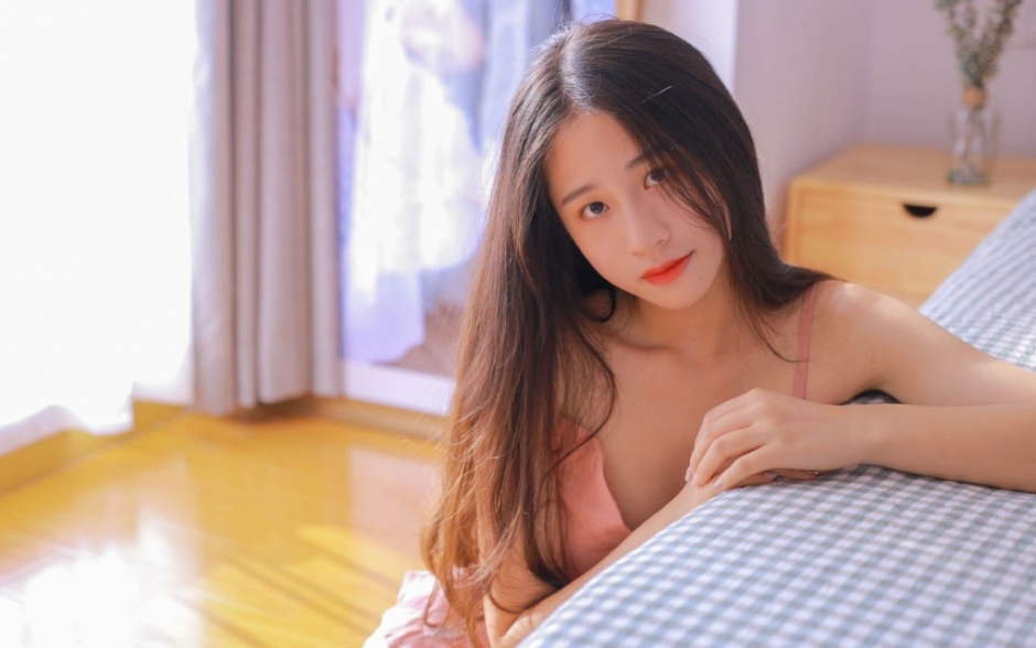 粉嫩美女吊带短裤白皙香肩美腿诱惑图片