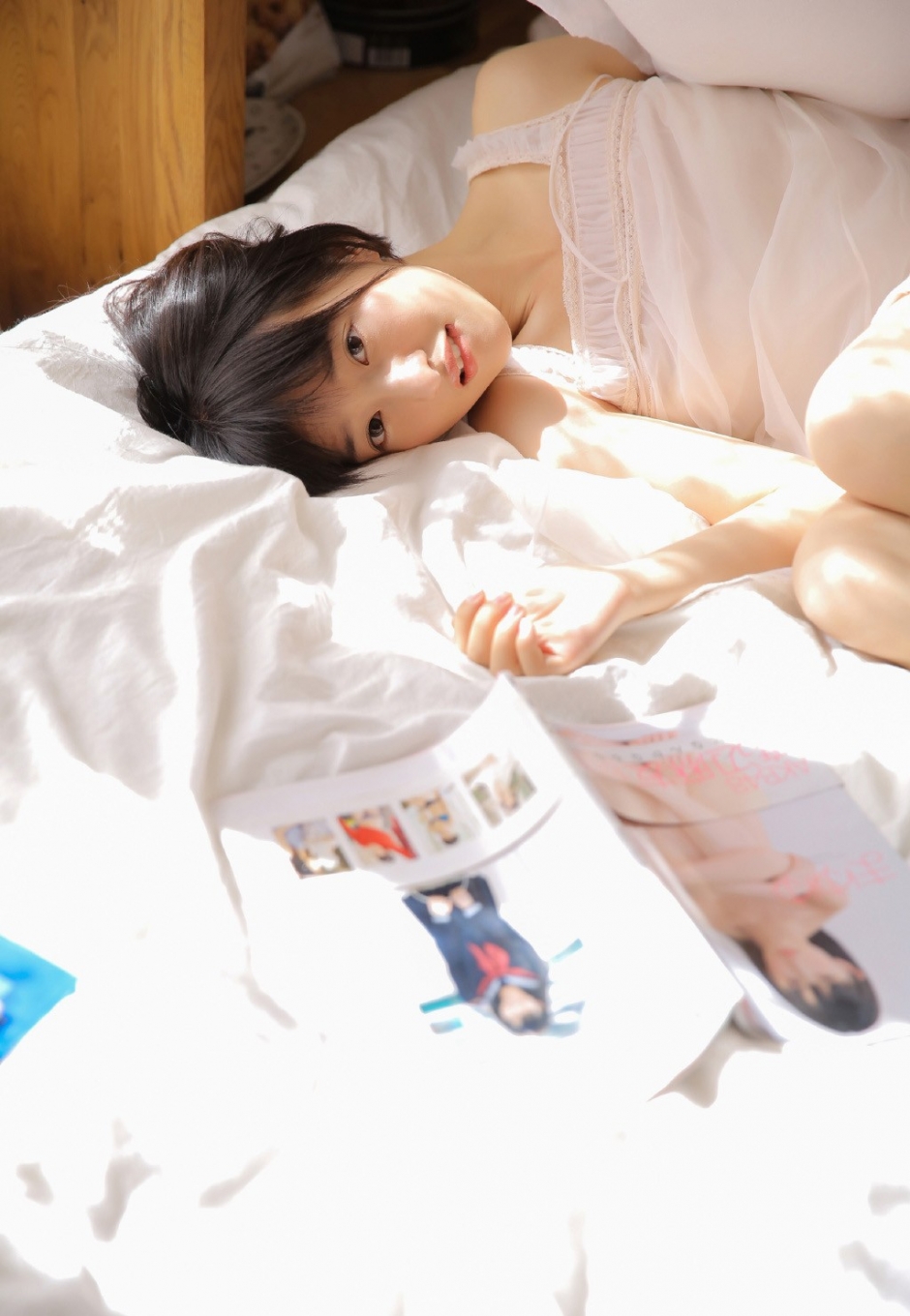 性感短发美女白色纱裙香肩美腿诱惑图片