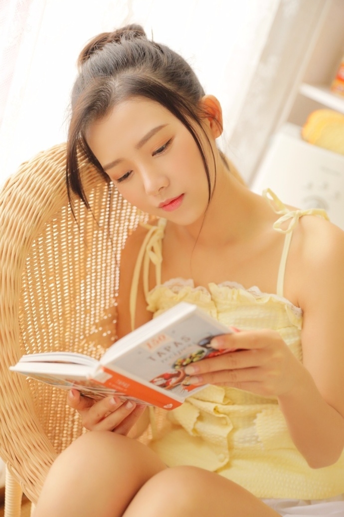 丸子头美女吊带超短裤性感香肩美腿图片