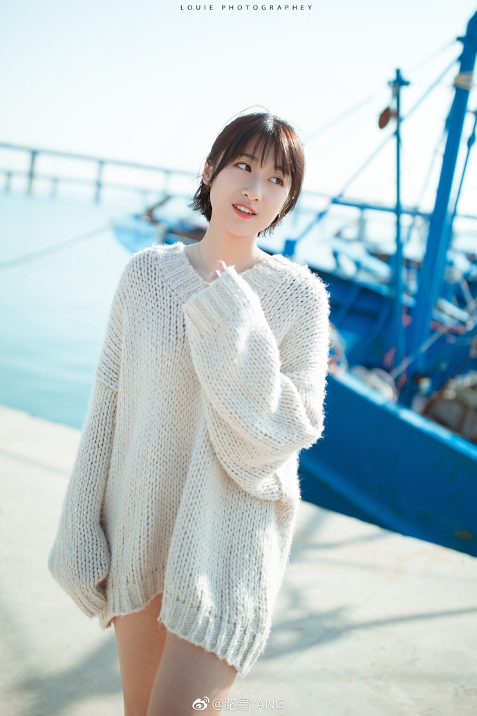 气质美女毛衣裙大玩下衣失踪秀美腿图片