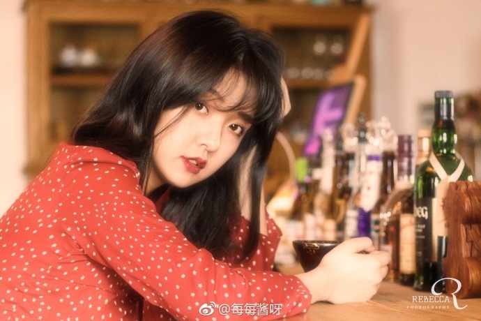 红唇美女琪琪魅惑眼神撩人姿势诱惑图片