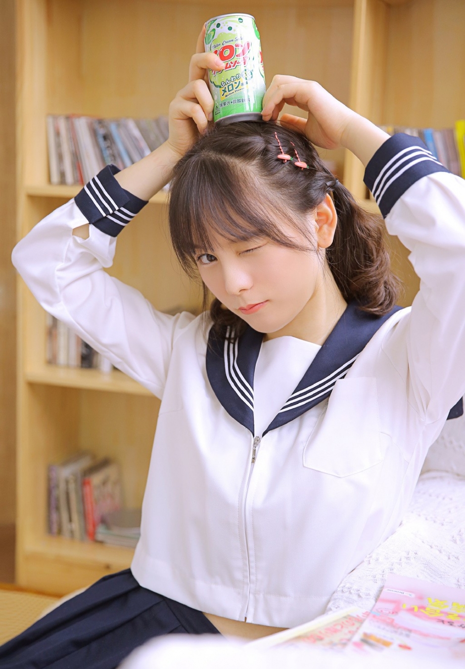 水手制服美女学生大眼小嘴满脸胶原蛋白精致编发图片