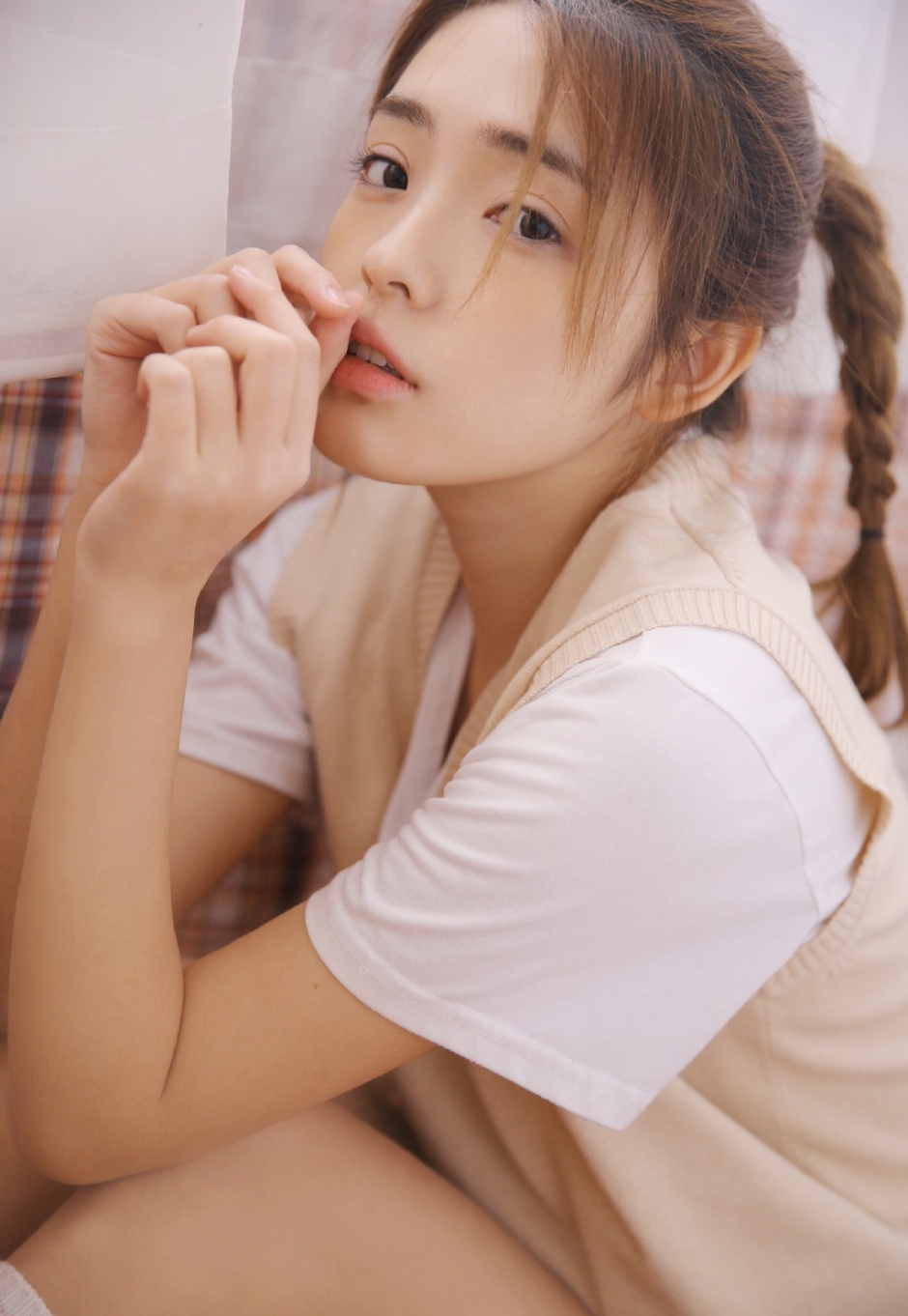 小皮鞋白丝袜美女五官清秀背心毛衣搭热裤活力满满图片