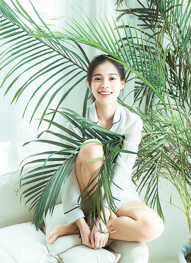 可爱睡衣美女秀修长美腿表情搞怪图片