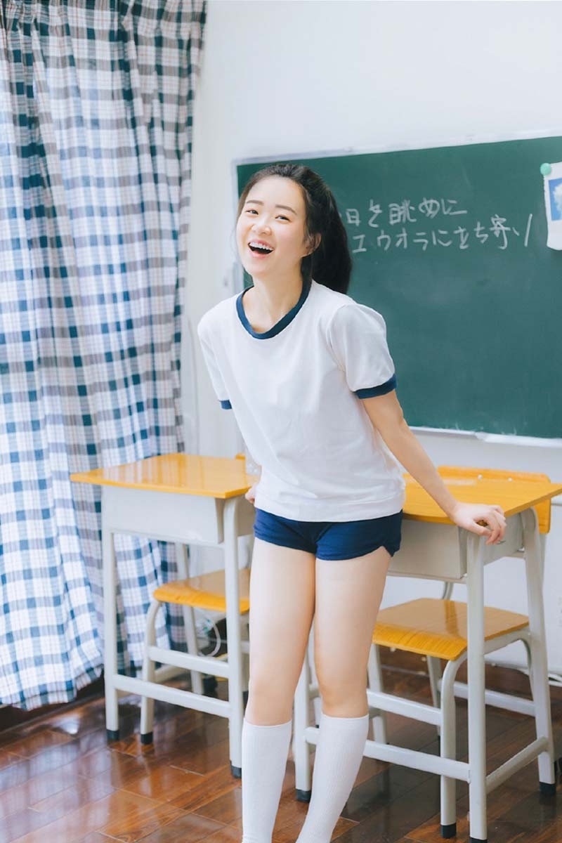 马尾美女校花运动服白丝长腿教室图片