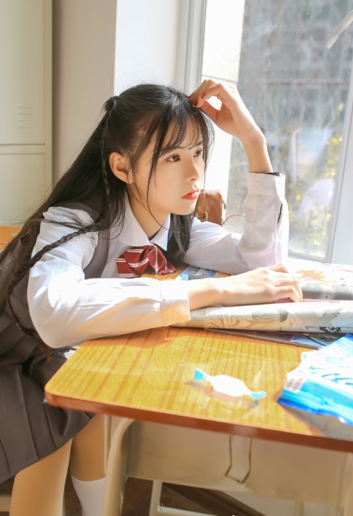 灰色制服美女学生精致编发漂亮脸蛋图片