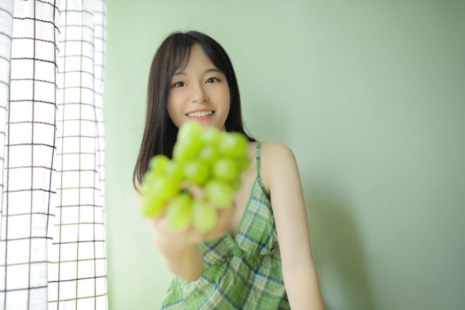 白嫩长腿美女深v吊带大秀事业线图片