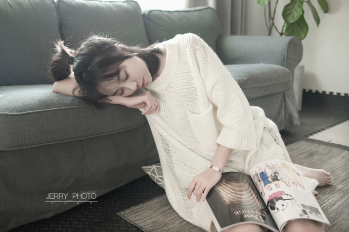 红唇美女姜迪白色毛衣裙露修长美腿图片