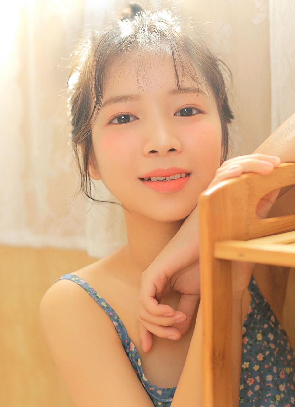 碎花裙美女脸蛋白里透红精致锁骨图片